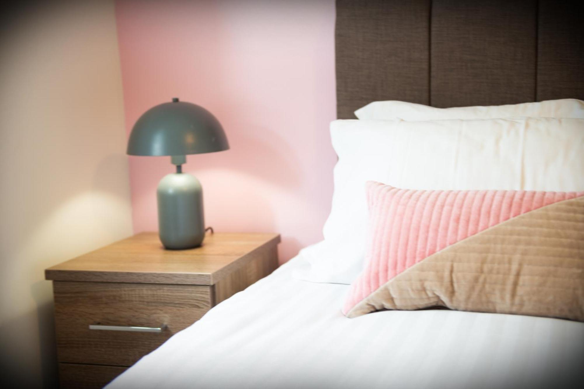 The 'Pinky' - Beautiful 1 Bed Apartment In Hatfield - Free Parking - Near Uni & Business Park - Big Savings On Long Stays Bagian luar foto